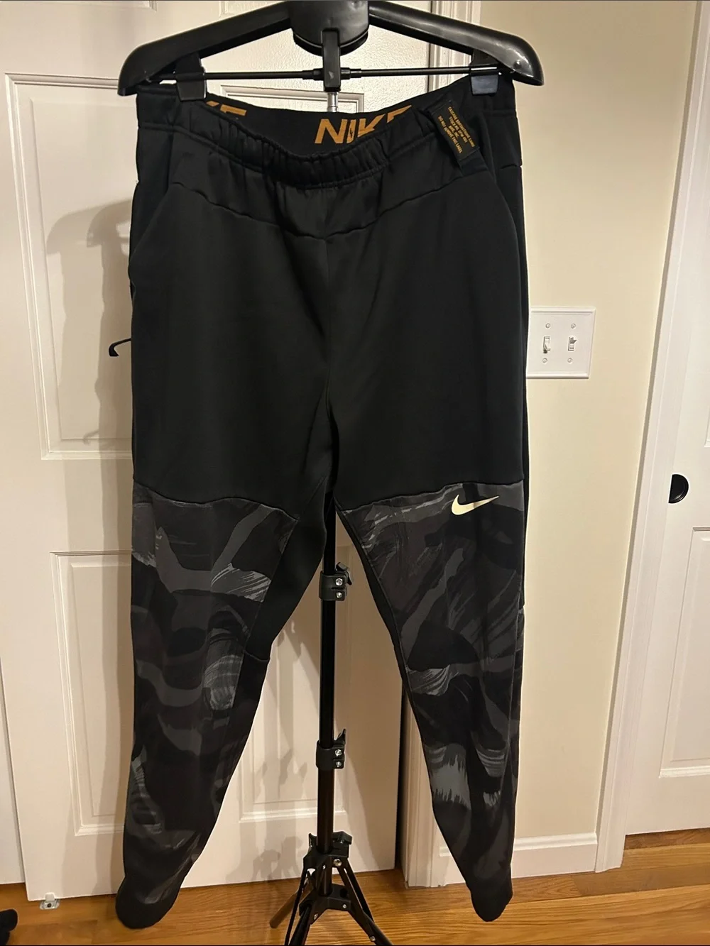 Nike Therma- FIT brushstroke Camo Mens Black Gold XXL Jogger Sweatpants